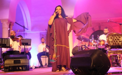 عرض زهرة لجنف ضمن مهرجان ليالي العبدلية: متمرّدة تنثر شذى الحب على الموسيقى