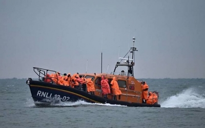 وفاة 6 وإنقاذ عشرات بعد غرق قارب مهاجرين كان يعبر القنال من فرنسا