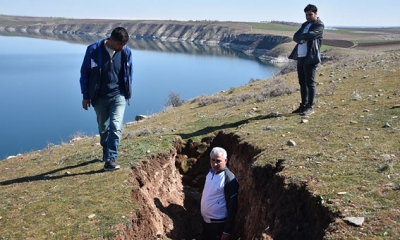 تركيا.. الزلزال يتسبب بصدوع على ضفاف نهر الفرات