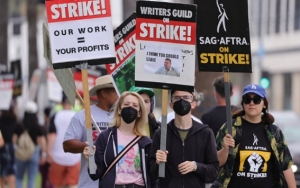 نقابة الكتّاب الأميركيين تقيّم عرض هوليوود لإنهاء إضرابها