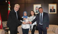 السفير رامي القدومي يقلد والدي الشهيد فارس خالد وسام " فارس فلسطين"
