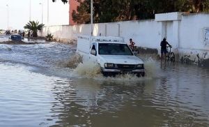 انقطاع حركة المرور بعدد من الطرقات إثر الأمطار الغزيرة