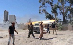 فيما ارتفعت حصيلة القصف وفق منظمة الصحة العالمية إلى 205 قتلى: اتهامات متبادلة بين الليبيين على خلفية استهداف «أبو سليم» بالقذائف والصواريخ