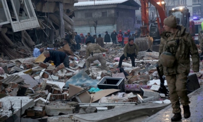 إجلاء المواطنين من المناطق المتضررة من الزلزال في تركيا