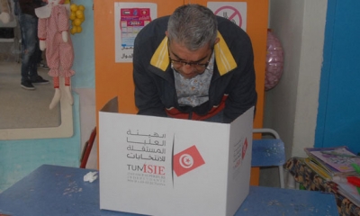 يوم الاقتراع: خرق للصمت الانتخابي وتأثير على الناخبين وتوزيع مطويات