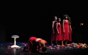 في مسرحية «خريف» من المغرب:  ملحمة امرأة في مصارعة «السرطان» ...وعزف حزين على قيثارة الحياة