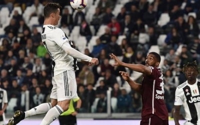 كرستيانو رونالدو اكثر لاعب في تاريخ كرة القدم تسجيلا للأهداف بالرأس