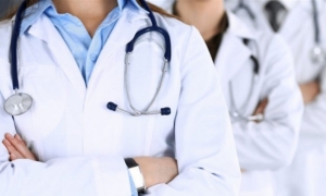 عمادة الأطباء: إشهار الأطباء على مواقع التواصل الاجتماعي ممنوع منعا باتا