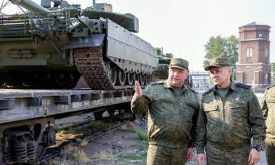 وزير الدفاع الروسي يطالب بتصنيع مزيد من الدبابات