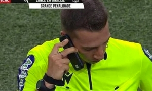 حكم يثير الجدل في الدوري البرتغالي باستخدامه هاتف محمولا أثناء المباراة