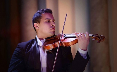 كان أوّل المستفيدين من منحة «مجتمع جميل» : عازف الكمنجة باسم أنس رمضاني يحقق حلمه في مواصلة دراسته العليا بلندن