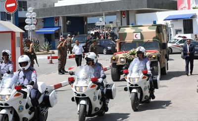 بعد رحيل رئيس الجمهورية : بكل خشوع مرددين النشيد الوطني  مواطنون يشيعون موكب نقل جثمان الرئيس من المستشفى إلى قصر قرطاج