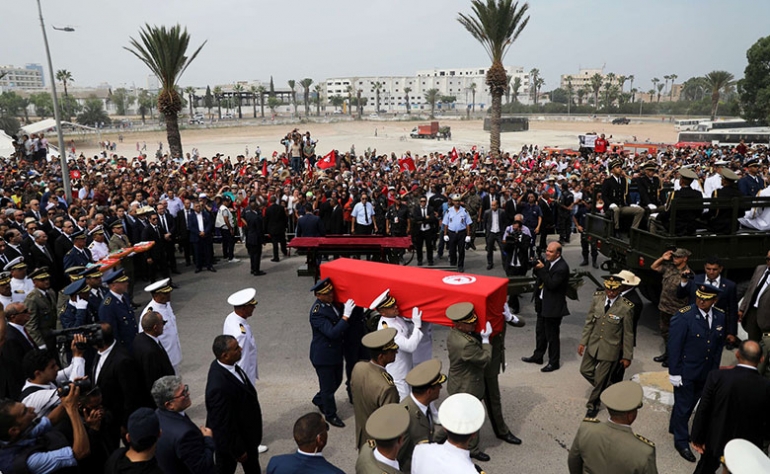 تشييع جثمان الباجي قائد السبسي إلى مثواه الأخير: الحزن عليه وحّد التونسيين