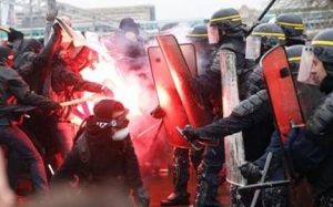 فرنسا: إيقافات وصدامات خارج العاصمة في تظاهرات معارضة لتعديل قانون العمل