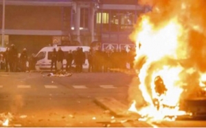 «الضواحي» الباريسية تشتعل:  مظاهرات عنيفة على خلفية اعتداء أمني على شاب فرنسي