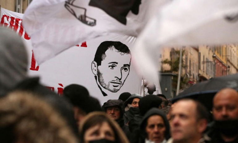 إثر مظاهرات شعبية، فرنسا تعرض «الحكم الذاتي» على جزيرة كورسيكا: وفاة إيفون كولونا ،أحد قادة الاستقلاليين المسجون، يدعم موقف القوميين