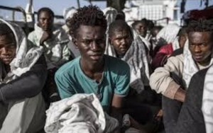 غامبيا تستعيد 300 مهاجر من مواطنيها في أسبوعين غالبيتهم من ليبيا