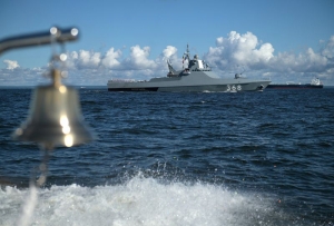 سفينة حربية روسية تفتح نيرانا تحذيرية على ناقلة بضائع في البحر الأسود