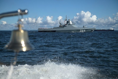 سفينة حربية روسية تفتح نيرانا تحذيرية على ناقلة بضائع في البحر الأسود