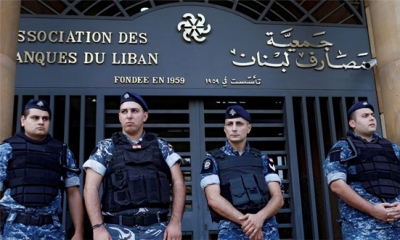 محتجون يحطمون واجهات مصرفين في جبل لبنان