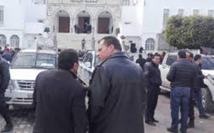 عاد ملف أحداث المحكمة الابتدائية ببن عروس للظهور من جديد على الساحة القضائية،حيث قرر الوكيل العام لمحكمة الاستئناف بتونس مؤخرا إحالة 6 محامين