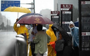 بكين تطالب المواطنين بالبقاء في المنازل بالتزامن مع هطول أمطار غزيرة
