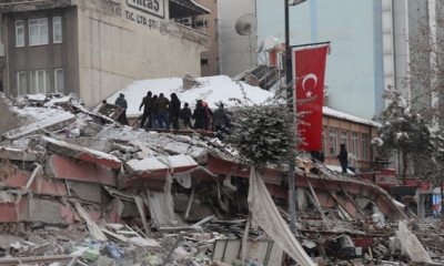 ارتفاع عدد ضحايا الزلزال في تركيا إلى 1498 شخصا