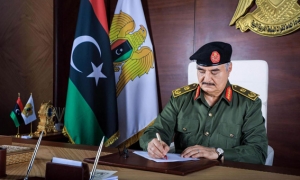ليبيا على صفيح ساخن: انقسام حول سحب الثقة من الحكومة واتجاه حفتر نحو الترشّح للإنتخابات 