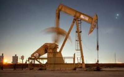 النفط يرتفع بعد تأكيد السعودية وروسيا على خفض الإمدادات