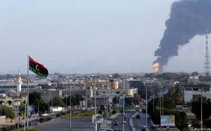 ليبيا تدخل منعرجا خطيرا:   تصاعد المواجهات في طرابلس وغارات جوية مصرية في درنة