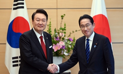 زعيما اليابان وكوريا الجنوبية يتعهدان بتعزيز العلاقات خلال قمتها في سيول