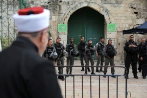 سلطات الاحتلال تمنع وصول فلسطينيين من الضفة للصلاة في الأقصى