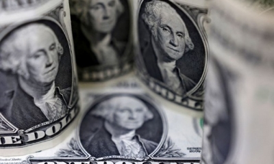 الدولار يتمسك بمكاسبه بعد بيانات إنفاق المستهلكين في امريكا