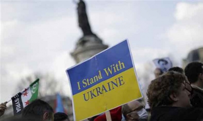 الآلاف يشاركون في مسيرة دعما لأوكرانيا في براغ