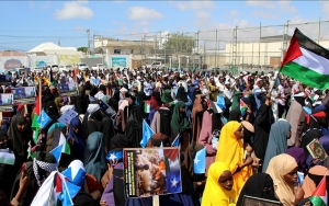 مئات الصوماليين في مقديشو يتظاهرون للتضامن مع فلسطين