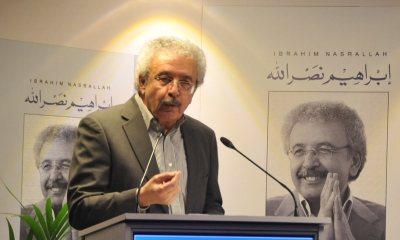 الروائي العربي الوحيد في قائمة "نيوستاد":  "زمن الخيول البيضاء" تدخل إبراهيم نصر الله سباق "نوبل الأميركية"