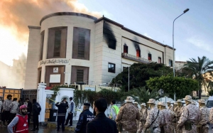 الارهاب يضرب ليبيا من جديد: انتحاريون يهاجمون وزارة الخارجية في طرابلس وسط تنديد دولي