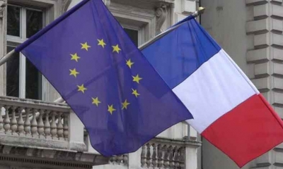 النواب الفرنسيون يتبنون قانونا يلزم البلديات برفع علم الاتحاد الأوروبي