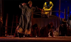 مسرحية «أشوفك» من الإمارات إخراج حسن رجب الحمادي:  قراءة ساخرة لواقع المجتمعات العربية