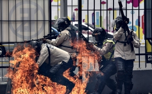 فنزويلا على حافة الحرب الأهلية:  قتلى و جرحى وإيقافات في صفوف المعارضة