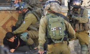 الضفة.. إسرائيل تعتقل 32 فلسطينيا بينهم طفل وأسرى محررون