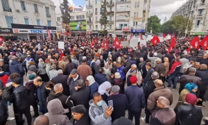 اعداد كبيرة من المتظاهرين والحشود بدأت تتفرق