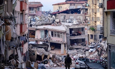 تركيا تحتجز 184 شخصا بينهم عمدة على خلفية انهيار مبان جراء الزلازل