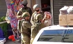 جيش الاحتلال الإسرائيلي يعتدي على مسن فلسطيني ويعتقله