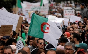 استمرار الاحتجاجات في الجزائر: مطالب التغيير تطال قيادات المؤسسة العسكرية ومخاوف من المرحلة الانتقالية