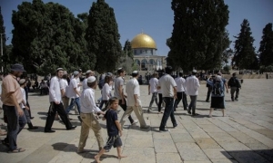 الأوقاف الإسلامية بالقدس :مستوطنون يقتحمون الأقصى وقوات  الاحتلال الإسرائيلية تخرج المعتكفين منه