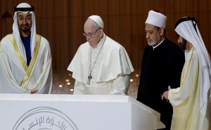 البابا فرنسيس في زيارة تاريخية للإمارات العربية المتحدة: الحوار بين الأديان لدعم السلام