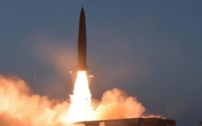 كوريا الشمالية تعلن إجراء تجربة على صاروخ بالستي يعمل بالوقود الصلبع