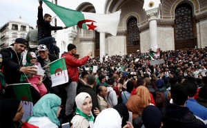 الجزائر: المرحلة الانتقالية بين رهان المطالب الشعبية والامتحان الدستوري