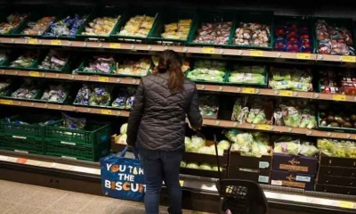 المتاجر الكبرى تقيد شراءات الحرفاء:  الأسواق في بريطانيا تواجه نقصا بالفواكه والخضروات
